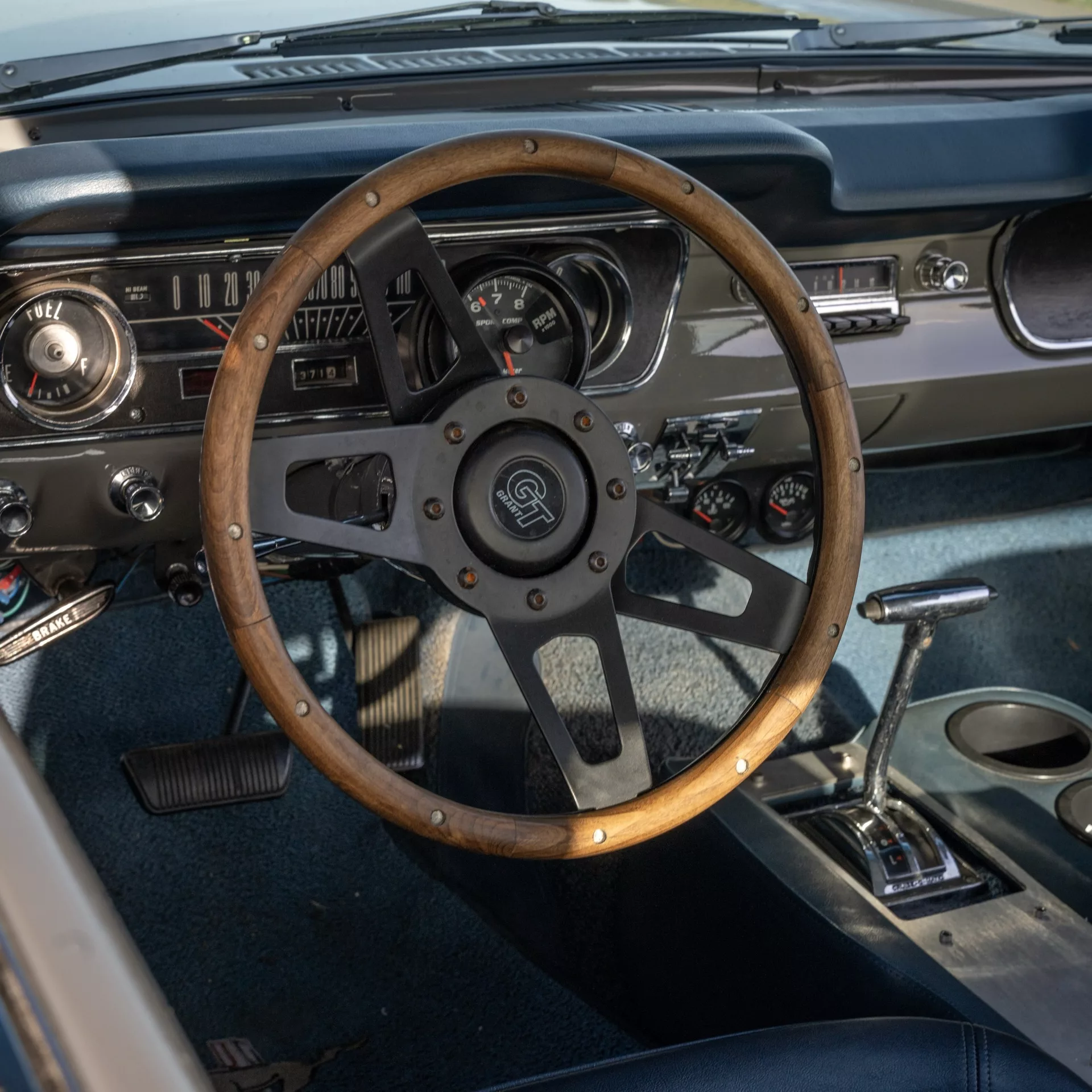 Ford Mustang 1965 Innenraum mit Holzlenkrad mieten