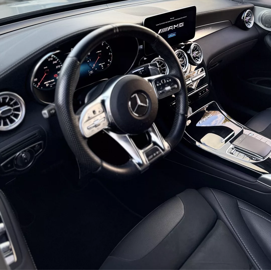 Mercedes-Benz GLC63AMG Facelift Innenraum mit Lederausstattung mieten.