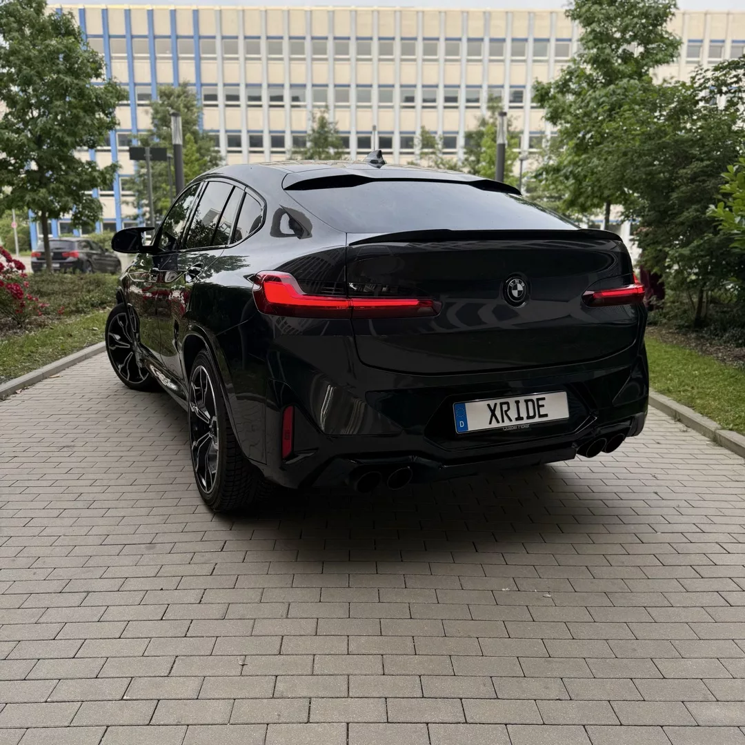BMW X4M Competition in Schwarz von hinten mieten