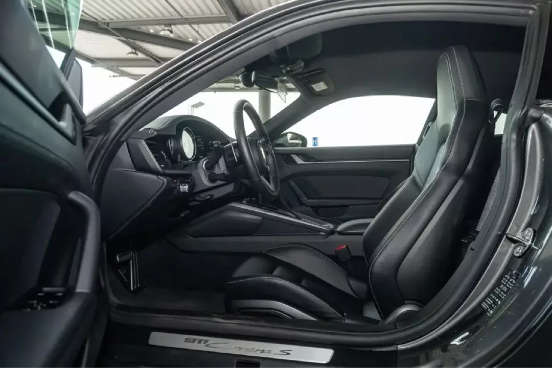 Innenraum eines Porsche 911 Carrera S (992) mit schwarzer Lederausstattung.