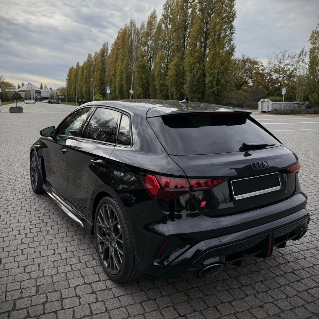 Audi RS3 2025 in Schwarz von hinten mieten