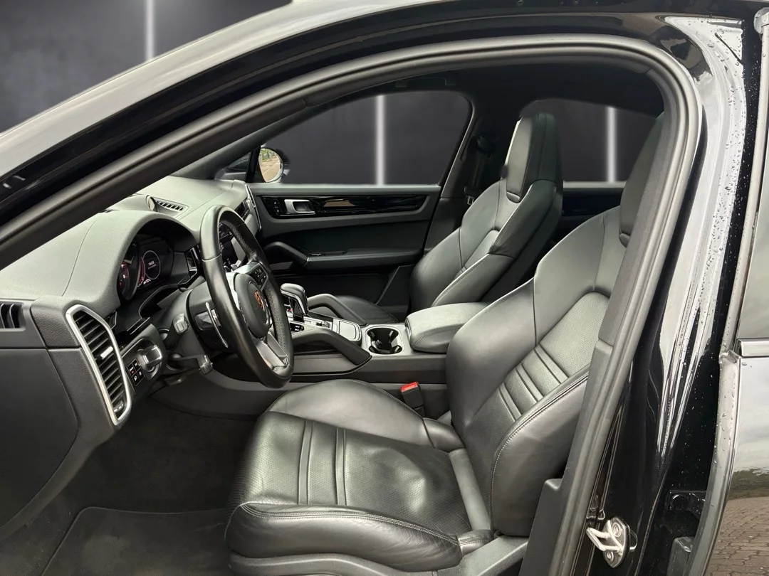 Porsche Cayenne S Coupé Innenraum mit Ledersitzen mieten