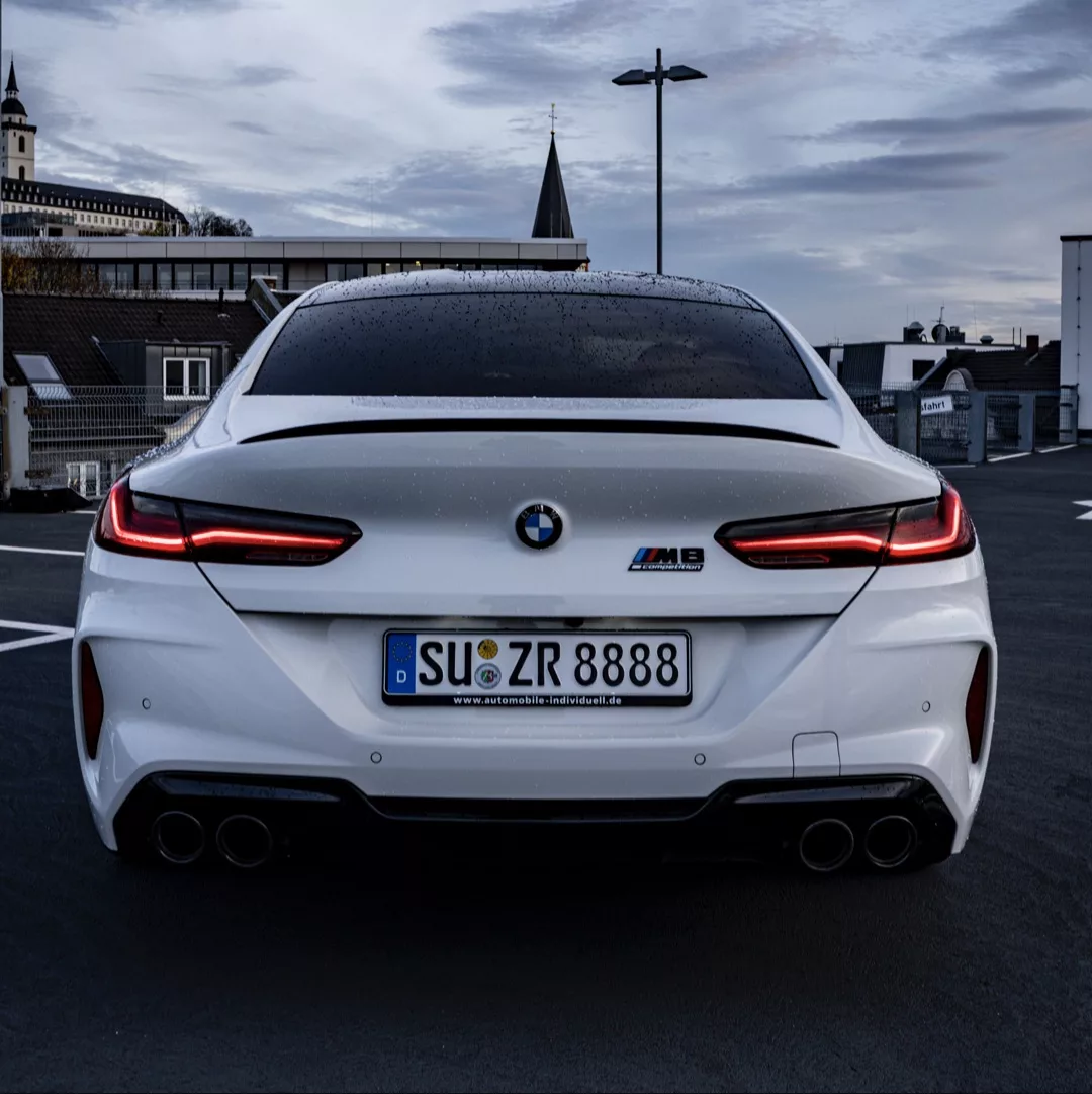 BMW M8 CS Gran Coupe in Weiß Heckansicht mieten