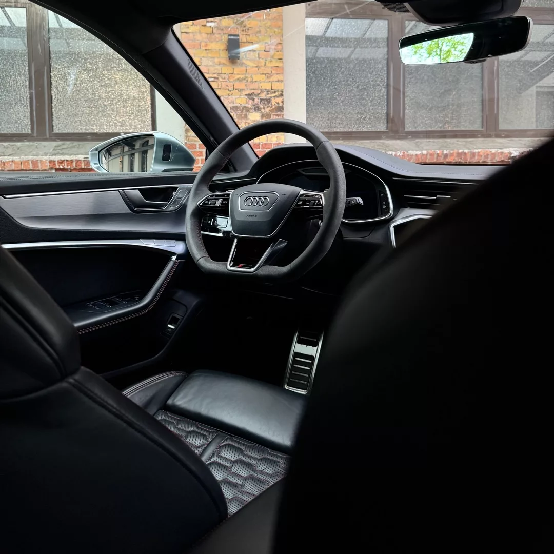 Audi RS6 C8 Innenraum mit Ledersitzen mieten