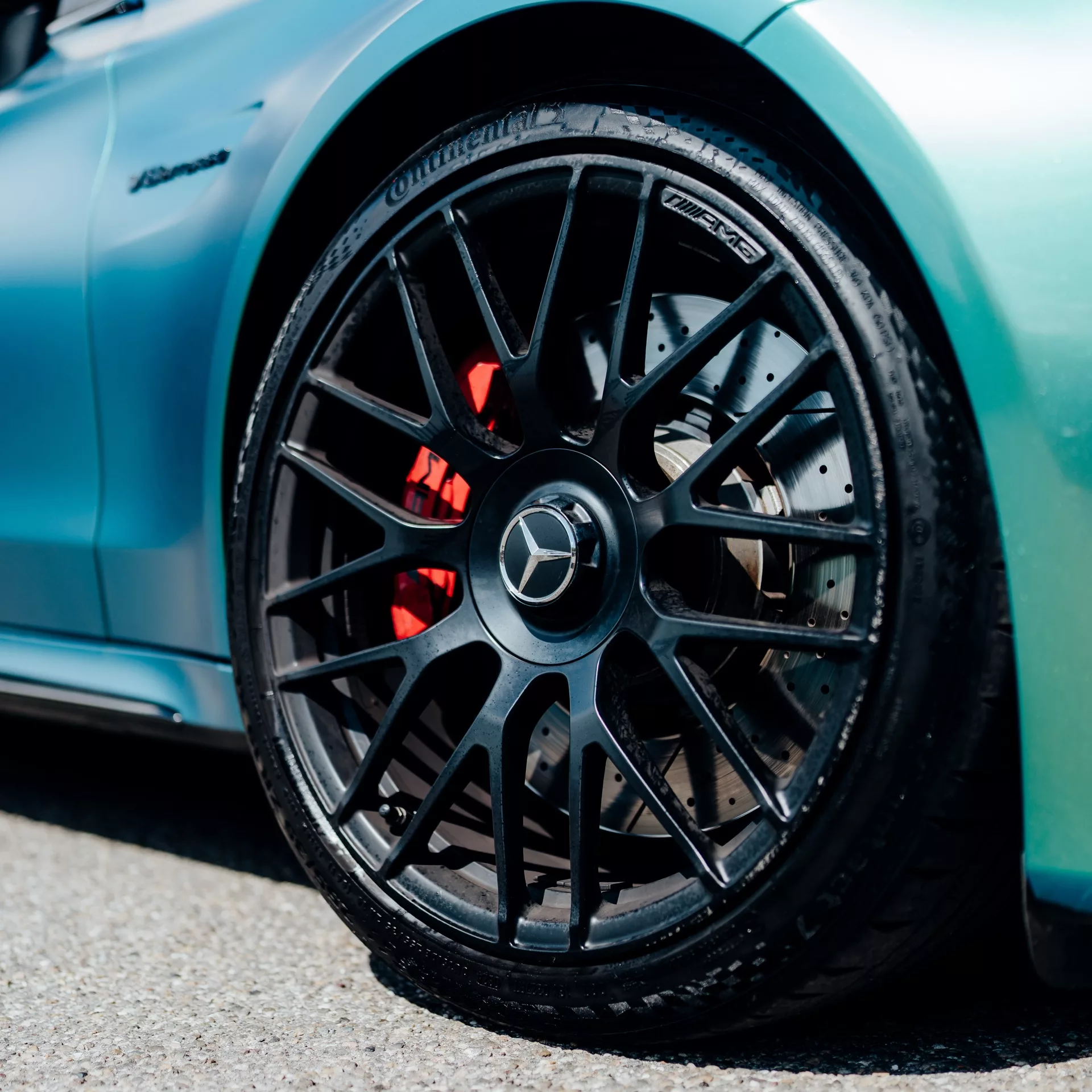 Mercedes C63s Cabrio Detailansicht der schwarzen Felge mieten