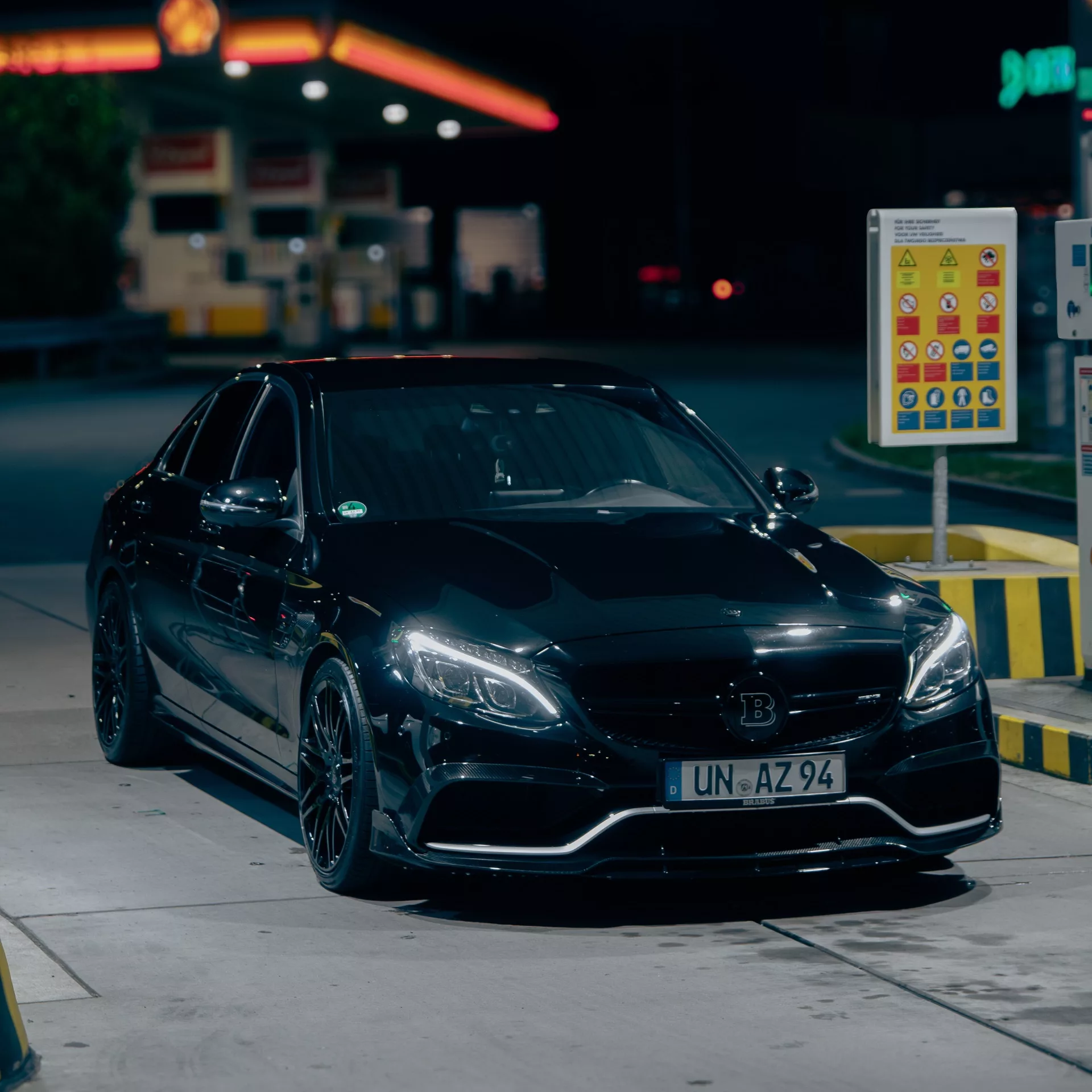 BRABUS B650 in Schwarz auf Tankstelle mieten