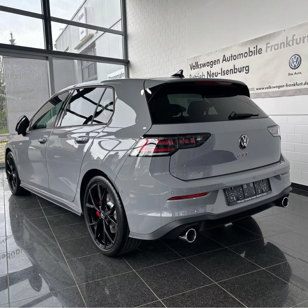 Golf 8 GTI Facelift in Grau mieten - Heckansicht im Ausstellungsraum