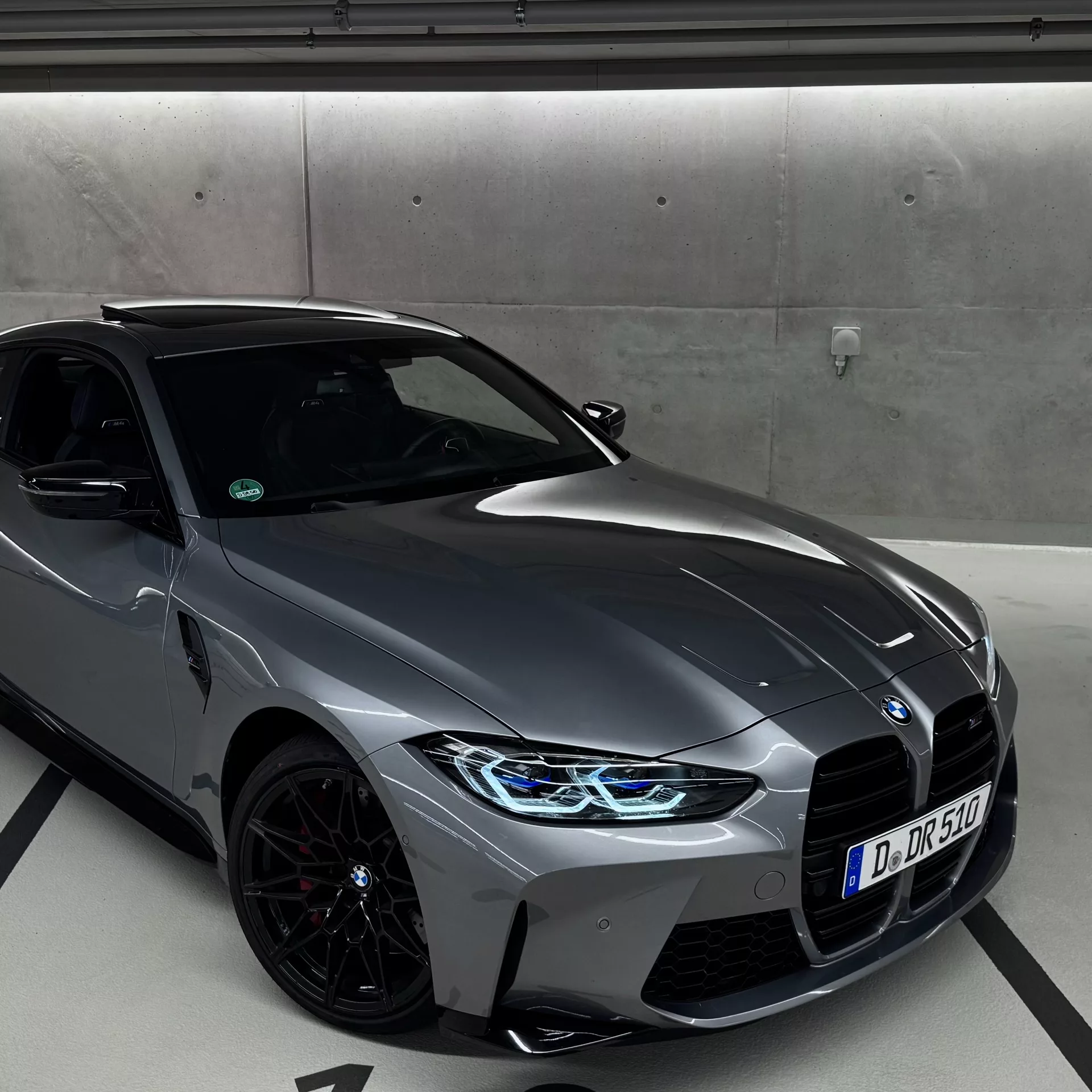 BMW M4 Comp in Grau im Parkhaus mieten
