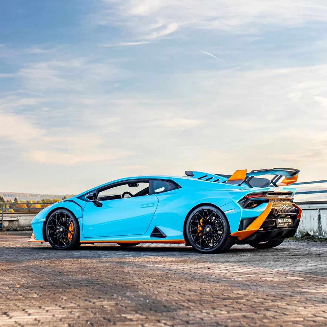 Lamborghini Huracan STO in Blau von der Seite mieten
