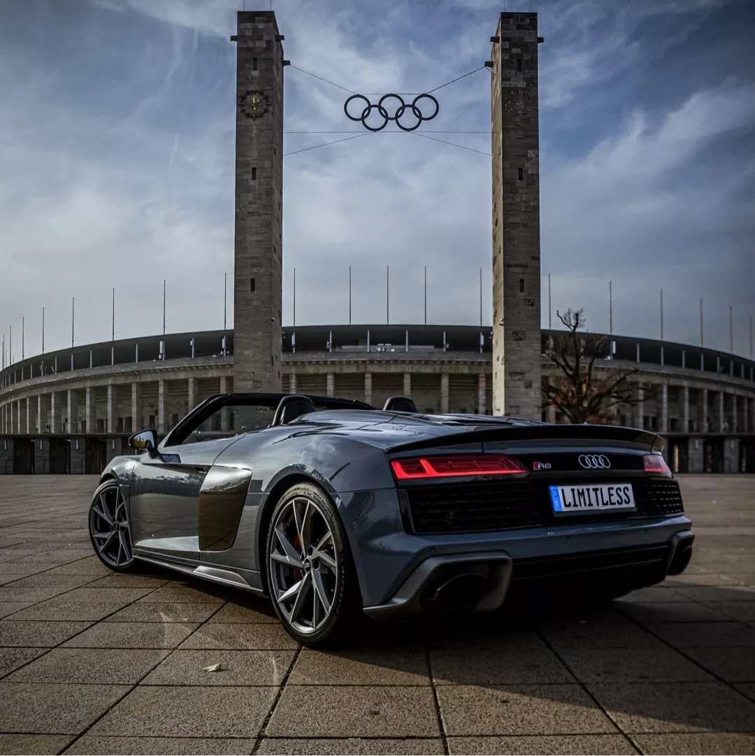 Audi R8 V10 Spyder Performance 2024 Heckansicht in Grau mieten