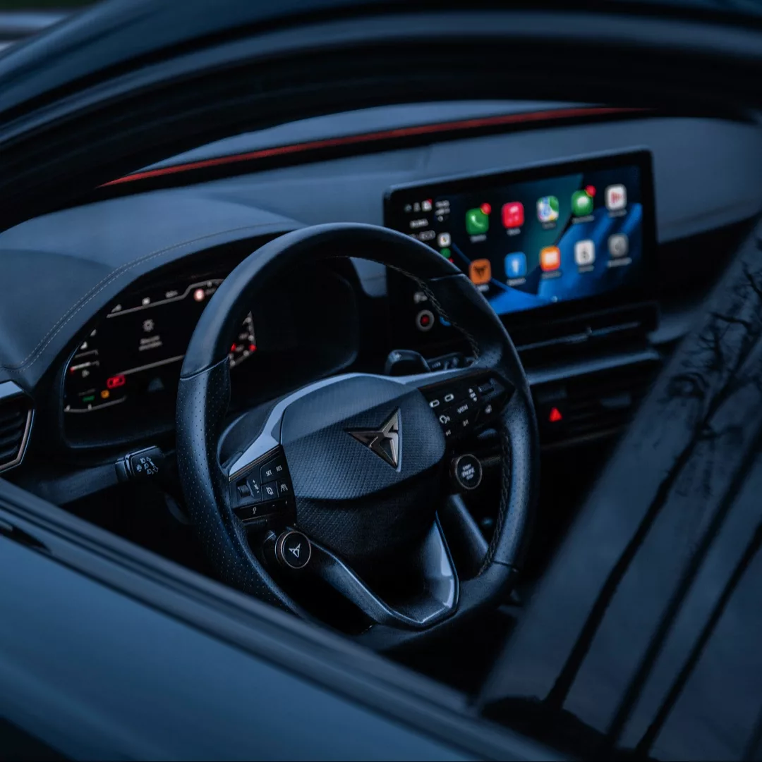 Cupra Formentor VZ Innenraum mit Lenkrad und Display mieten.