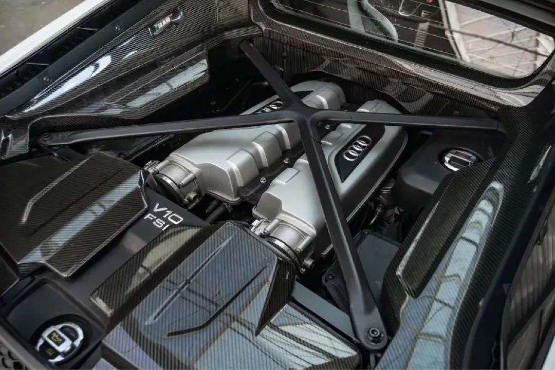 Motorraum des Audi R8 V10 Performance Coupé mit sichtbarem V10-Motor.