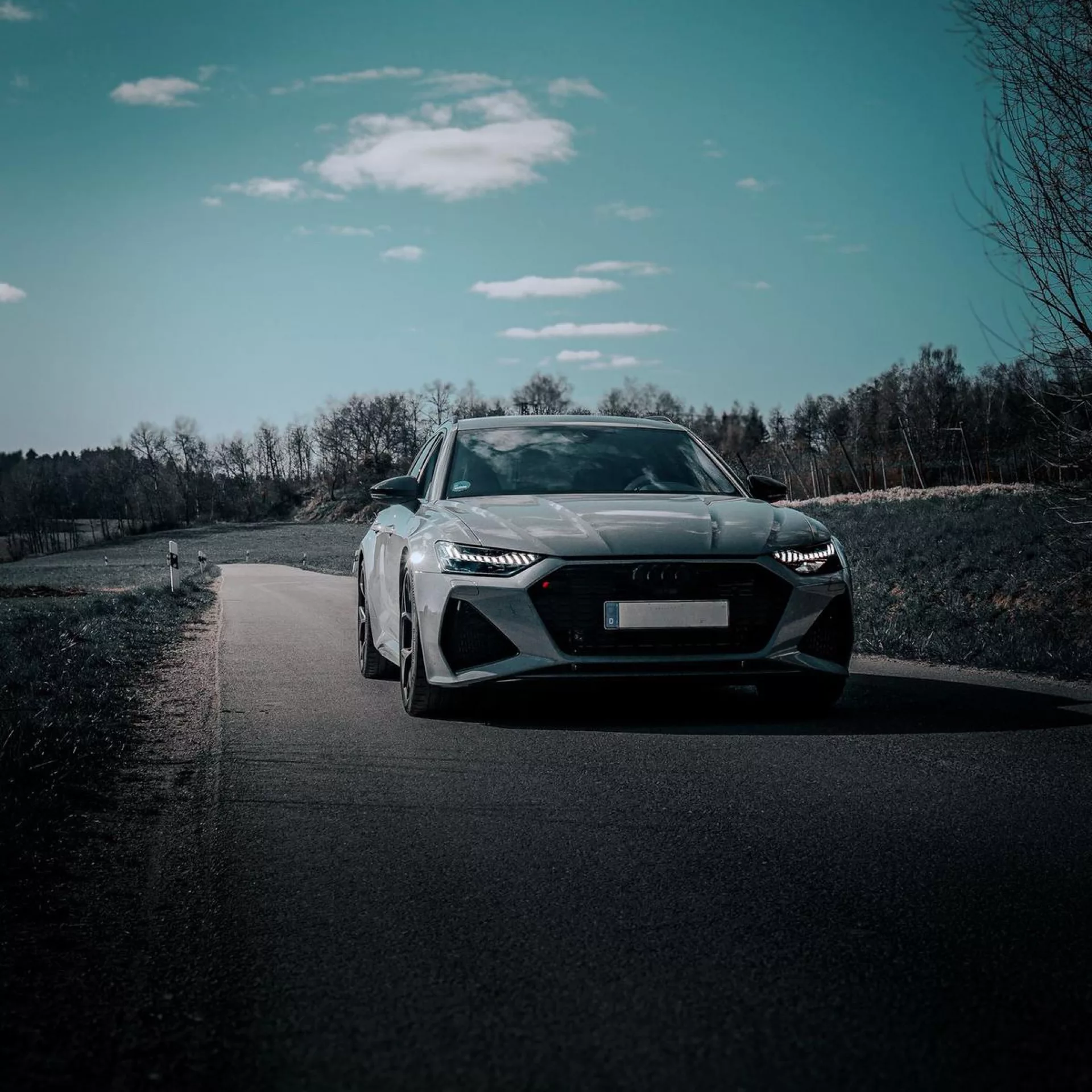 Audi RS6 Performance in Grau auf Landstraße mieten.