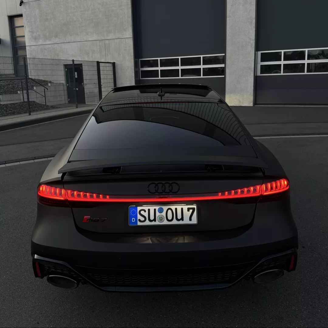 Audi RS7 Performance in Schwarz von hinten mieten