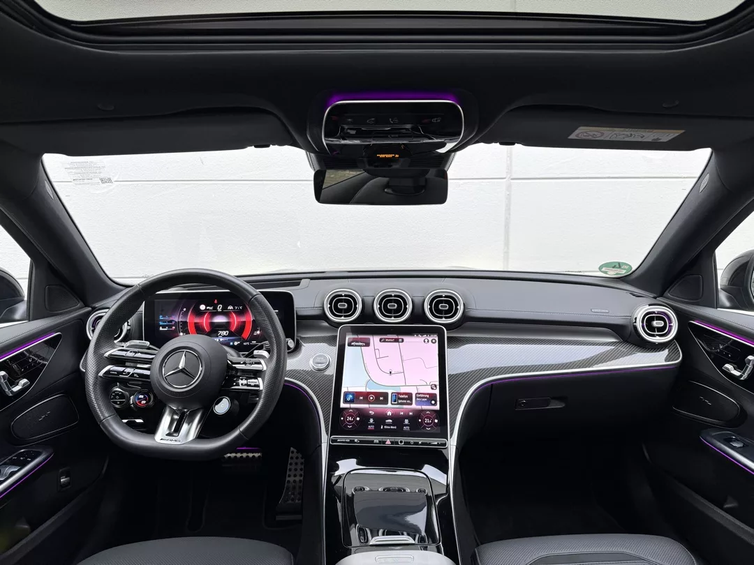 Mercedes C43 AMG Innenraum Cockpit-Ansicht mit moderner Technik mieten.