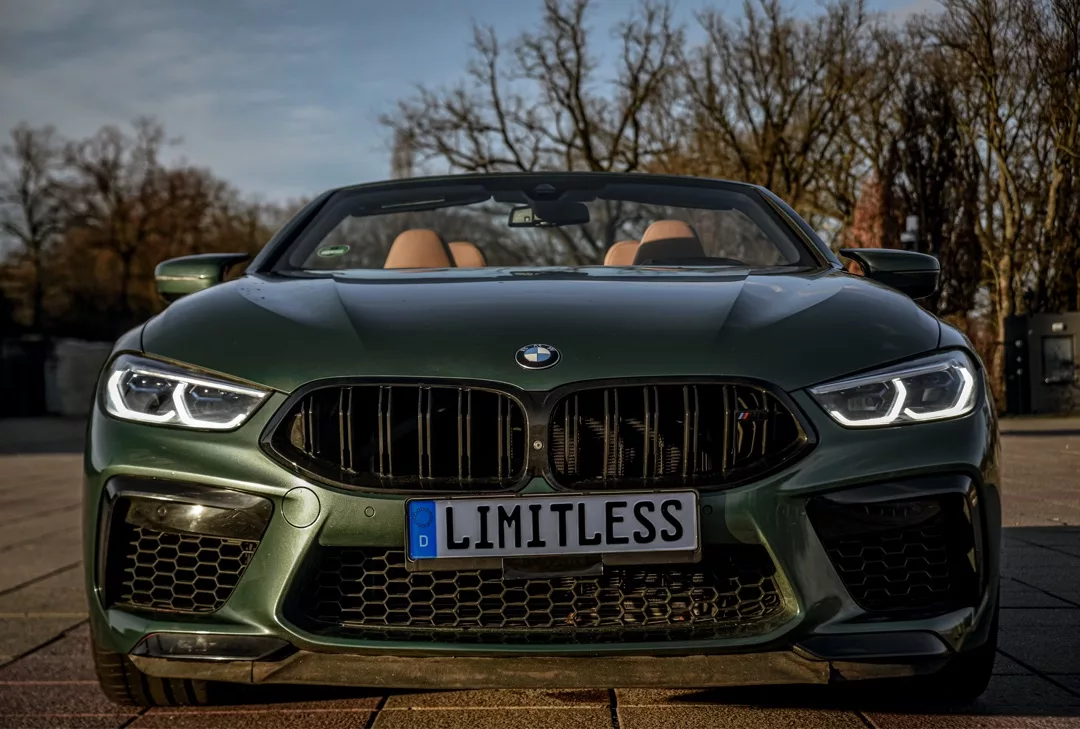 BMW M8 Competition Cabrio in Grün, Frontansicht mieten