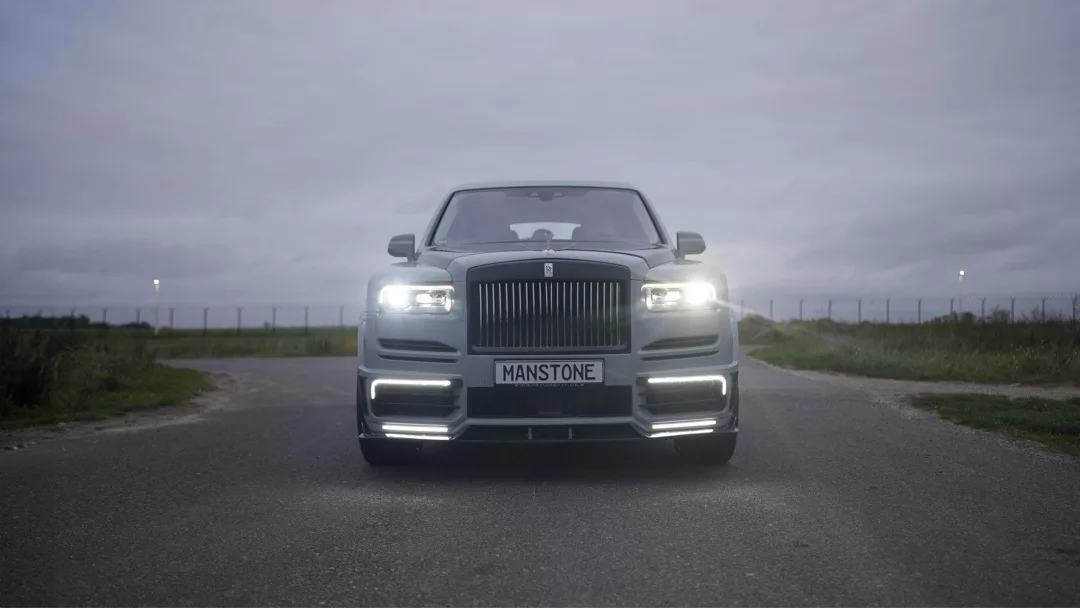 Rolls-Royce Cullinan MANSORY in Grau Frontansicht mieten