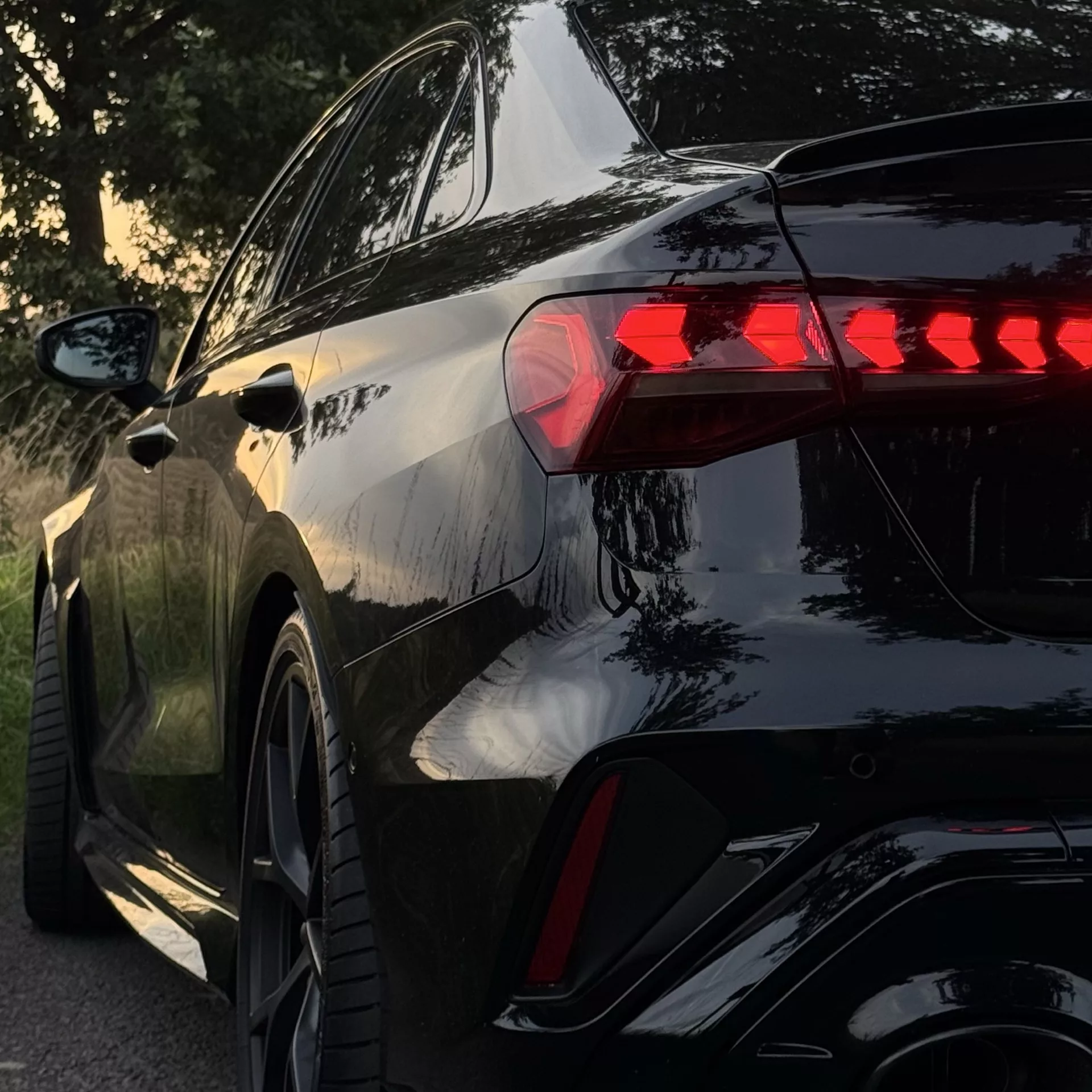 Audi RS3 Limousine 2.5 TFSI in Schwarz, Heckansicht in der Dämmerung mieten