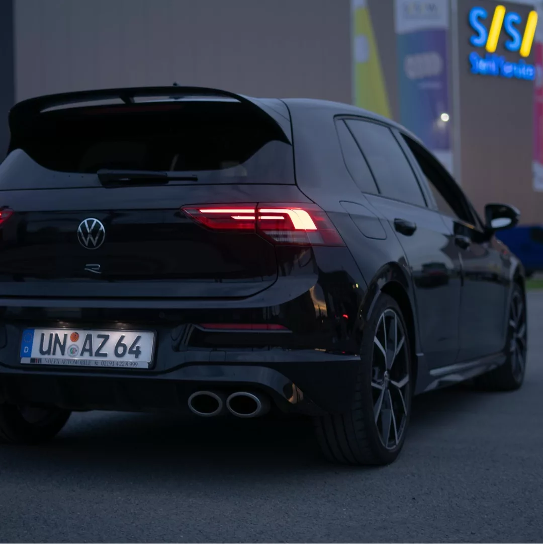 VW Golf 8R Performance schwarz Rückansicht mieten.