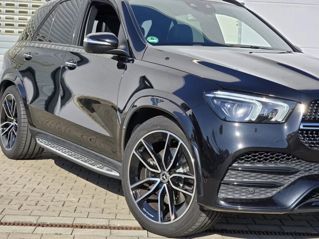 Mercedes GLE400d AMG 4Matic in Schwarz mieten - Seitenansicht