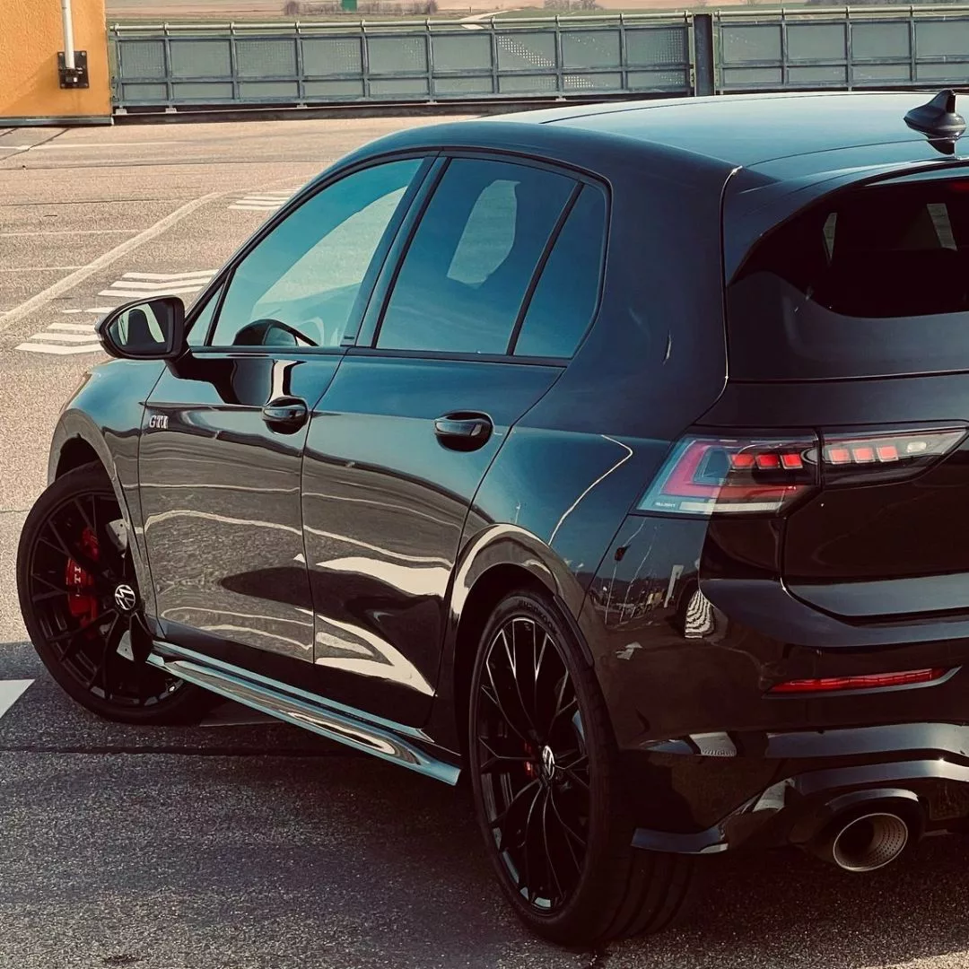 VW Golf 8 GTI Clubsport Akrapovic in Schwarz, Heckansicht, mieten.
