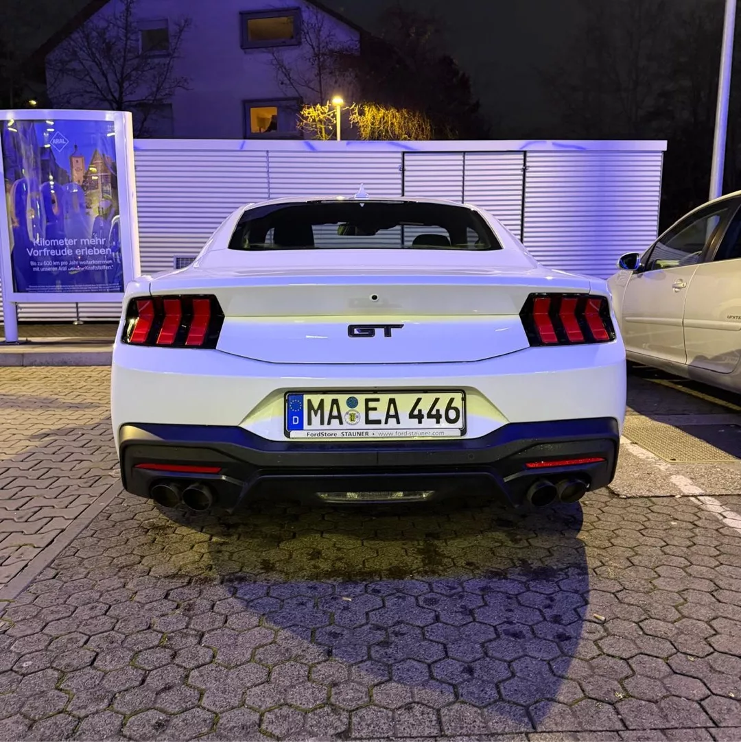 Ford Mustang GT in Weiß von hinten mieten