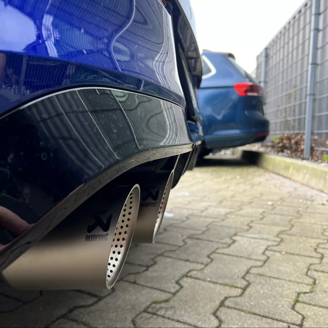 Volkswagen Golf 8R Performance Facelift Auspuff in Blau mieten.