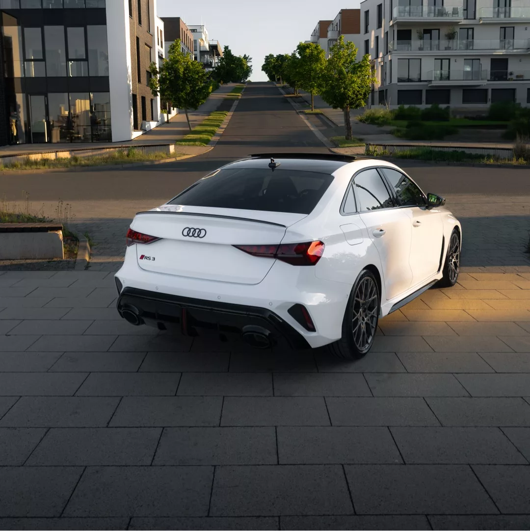 Audi RS3 Limousine Facelift 2025 in Weiß von hinten mieten