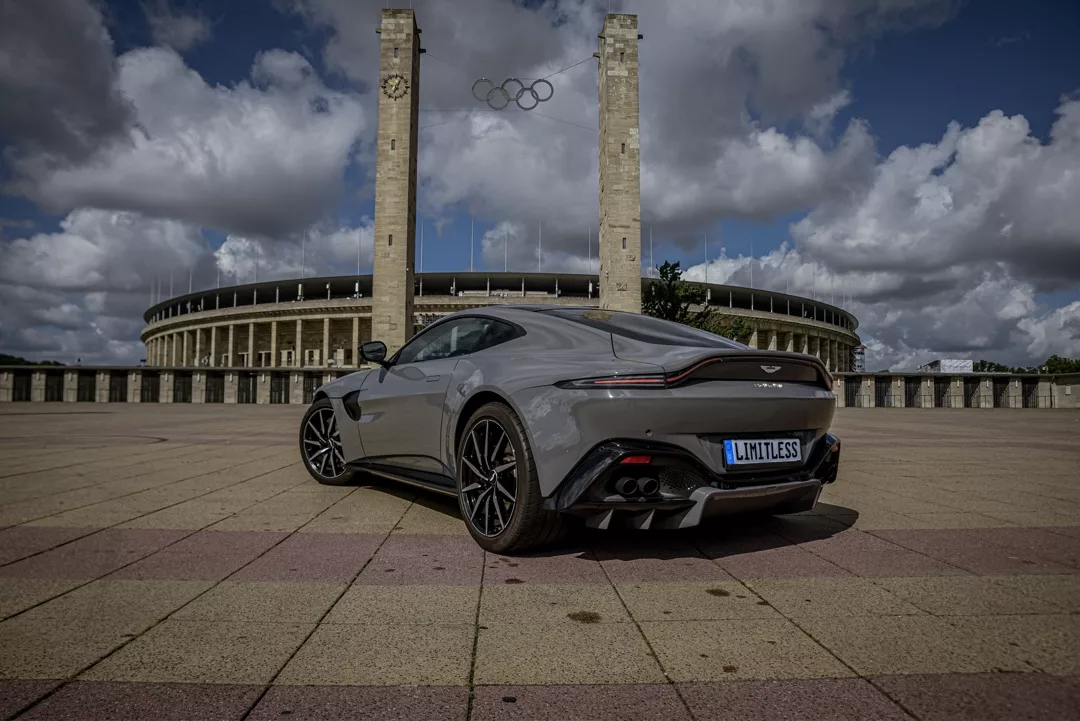 Aston Martin Vantage in Grau vor Stadion mieten