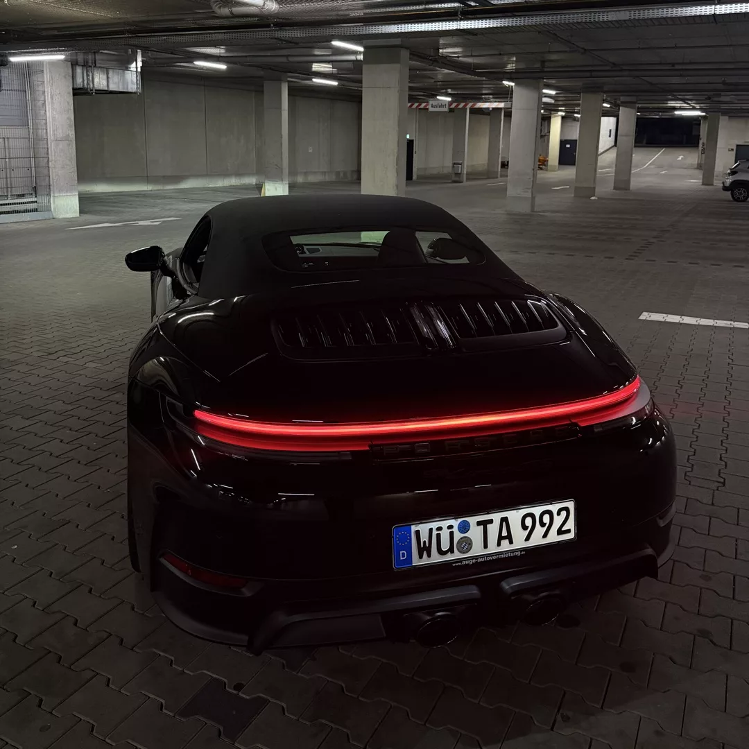Porsche 911 Carrera GTS Cabrio in Schwarz, Heckansicht, mieten