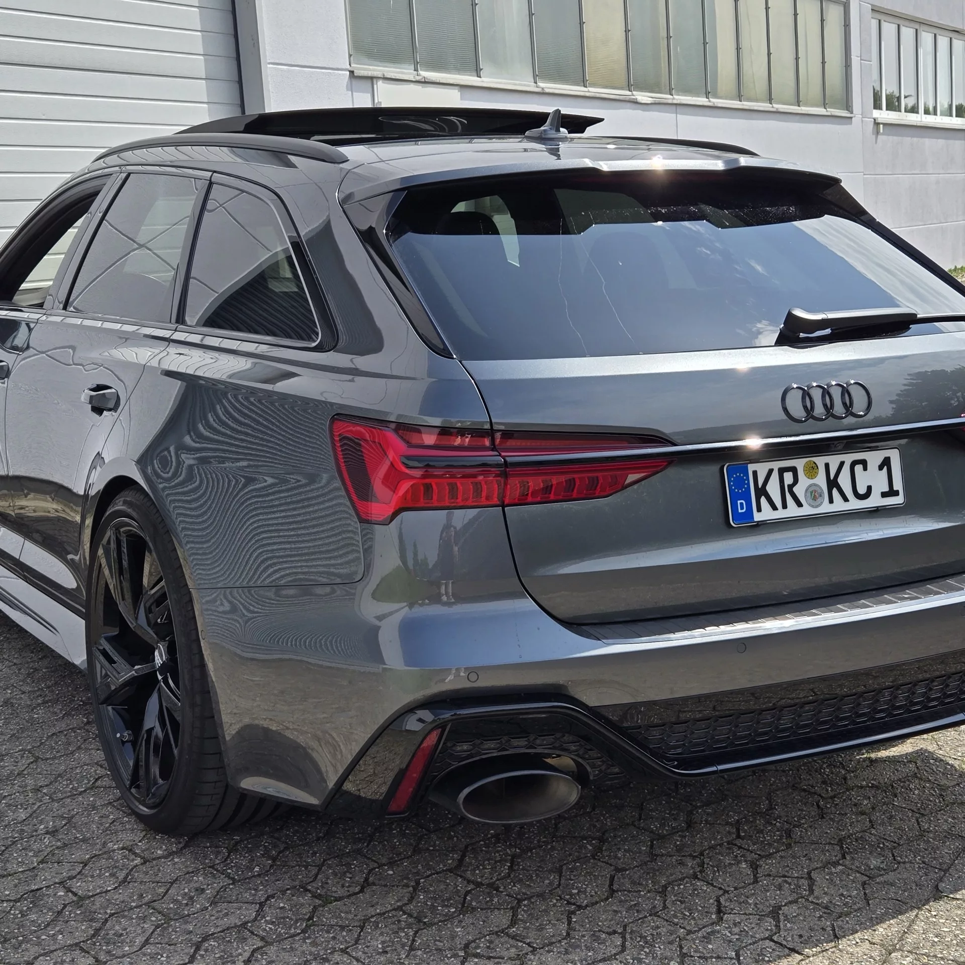 Audi RS6 in Grau von hinten mieten