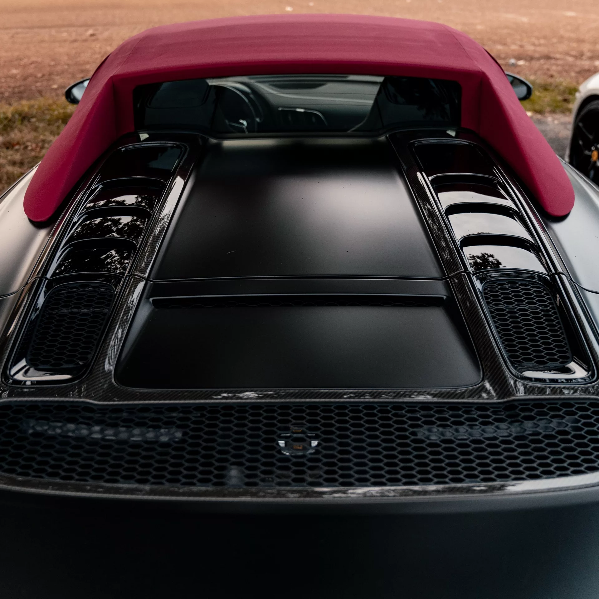 Audi R8 Spyder in Schwarz mit rotem Dach von oben mieten