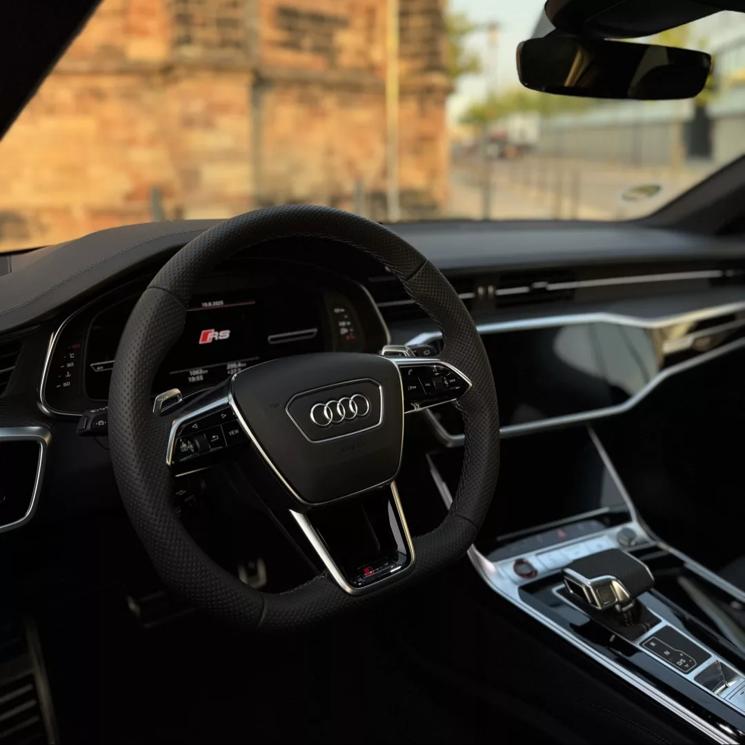 Audi RS6 Performance Innenraum mit Armaturenbrett mieten