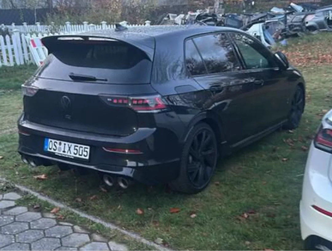 Golf R 2025 in Schwarz, Rückansicht auf Gras, mieten