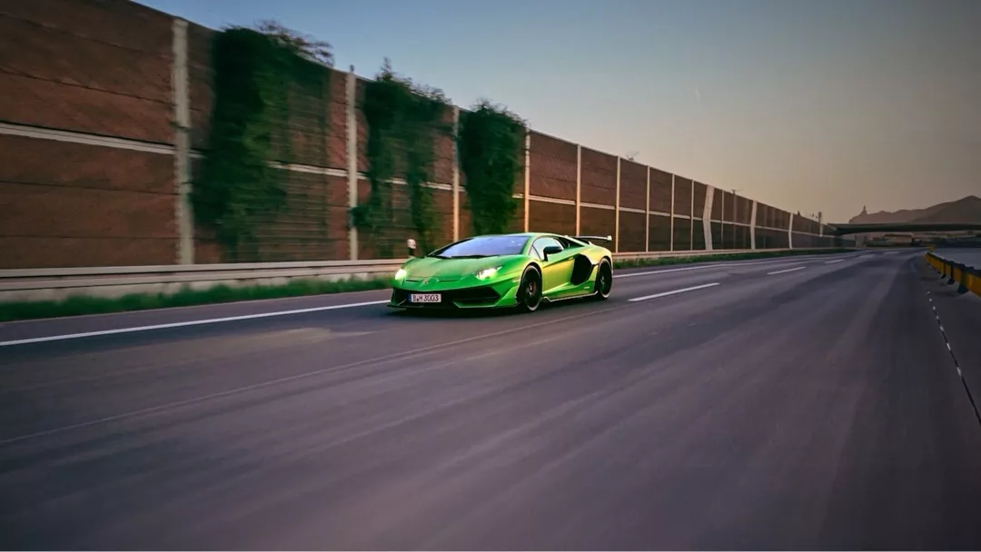 Lamborghini Aventador SVJ Coupé in Grün auf Autobahn mieten