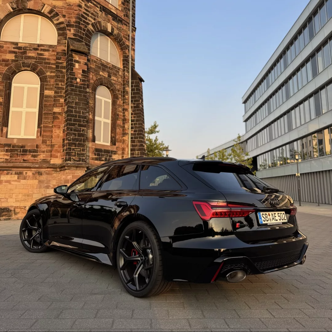 Audi RS6 Performance in Schwarz von hinten mieten