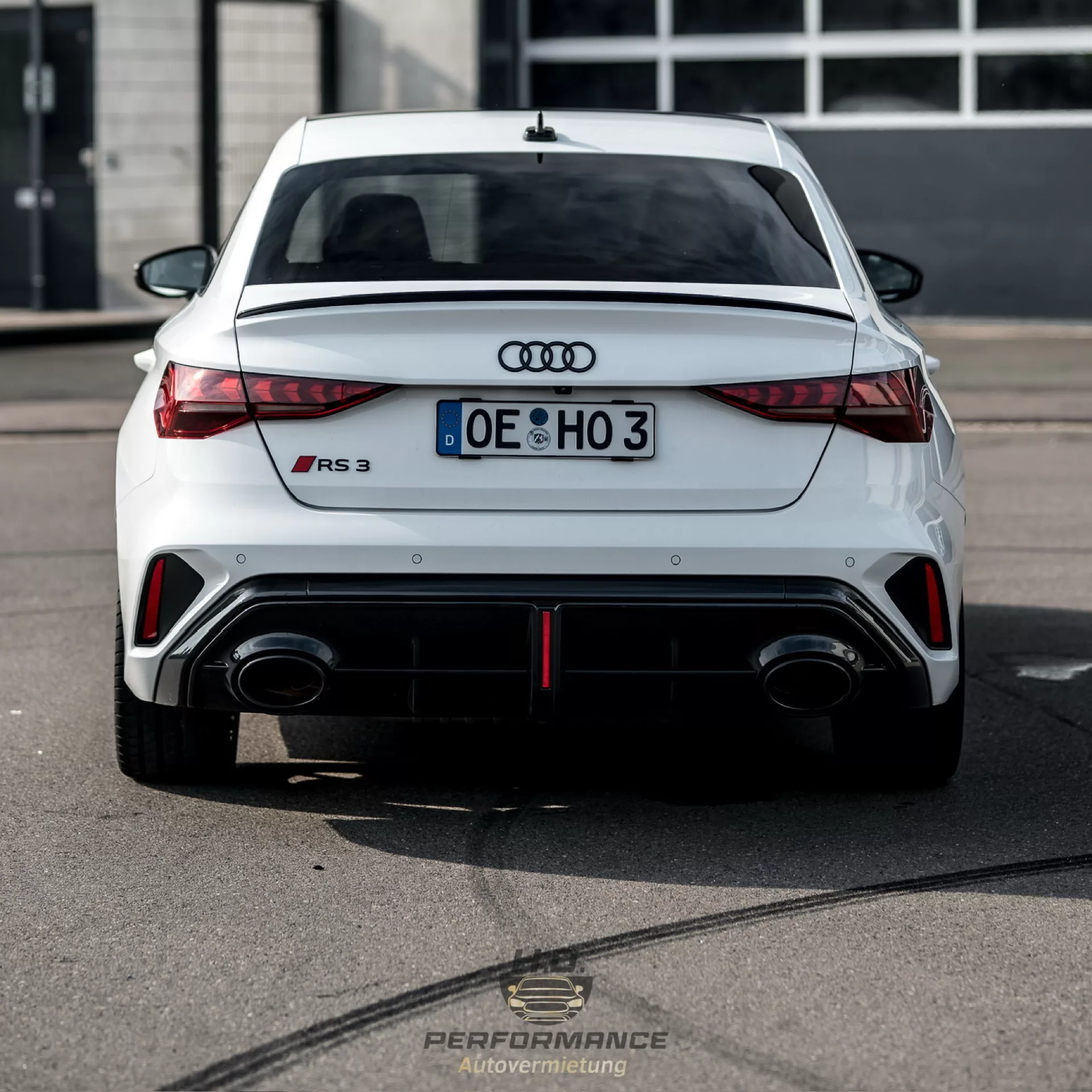 Audi RS3 Facelift 2025 in Weiß von hinten mieten.