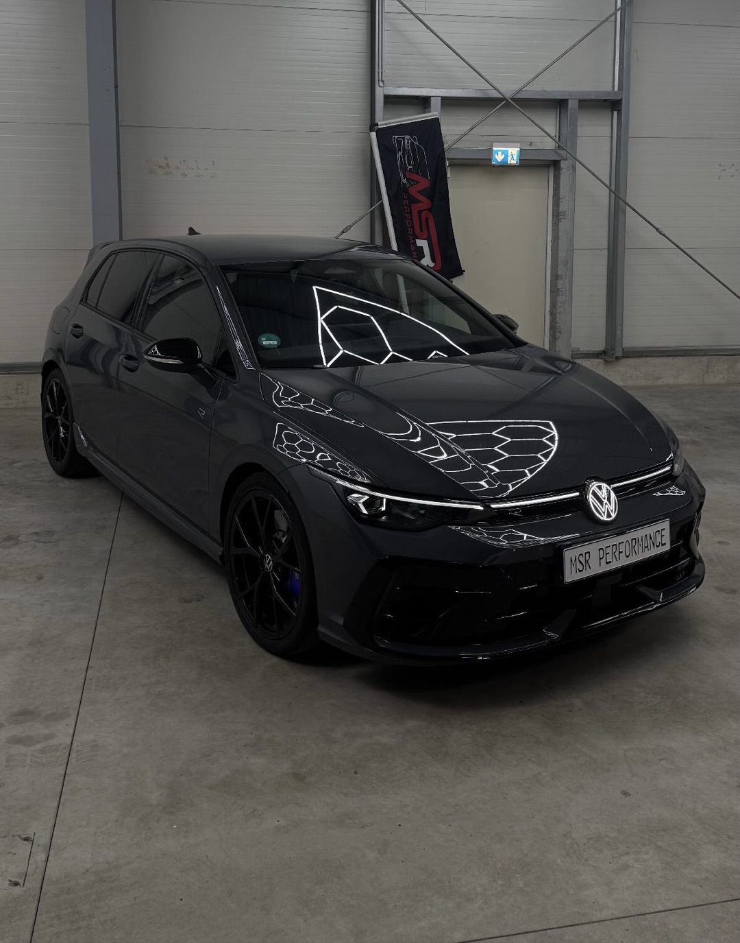 VW Golf 8 R mieten Akrapovic Sportwagen mieten 320 PS 19 Jahren
