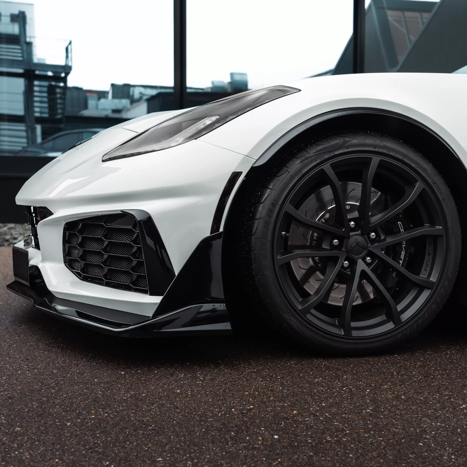 Corvette C7 Grand Sport ZR1 in Weiß, Nahaufnahme Vorderansicht mieten