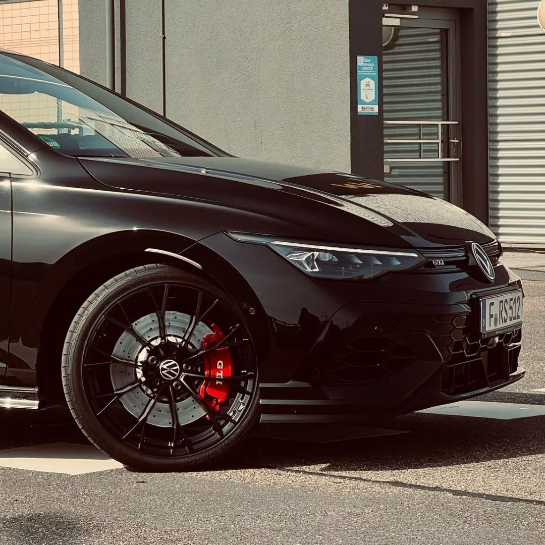 VW Golf 8 GTI Clubsport Akrapovic in Schwarz, Seitenansicht mieten
