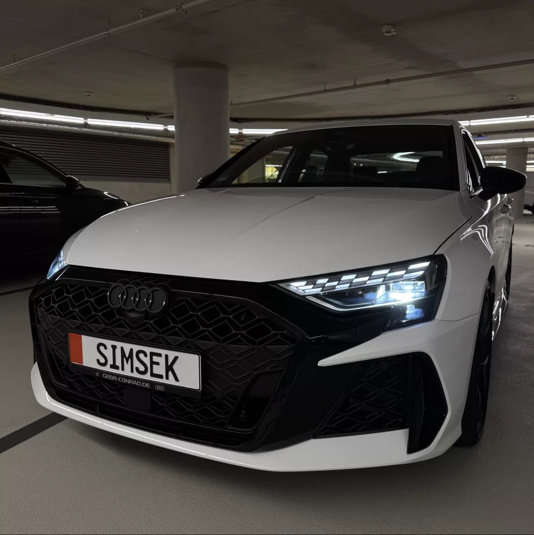 AUDI RS3 FACELIFT in Weiß Frontansicht mieten