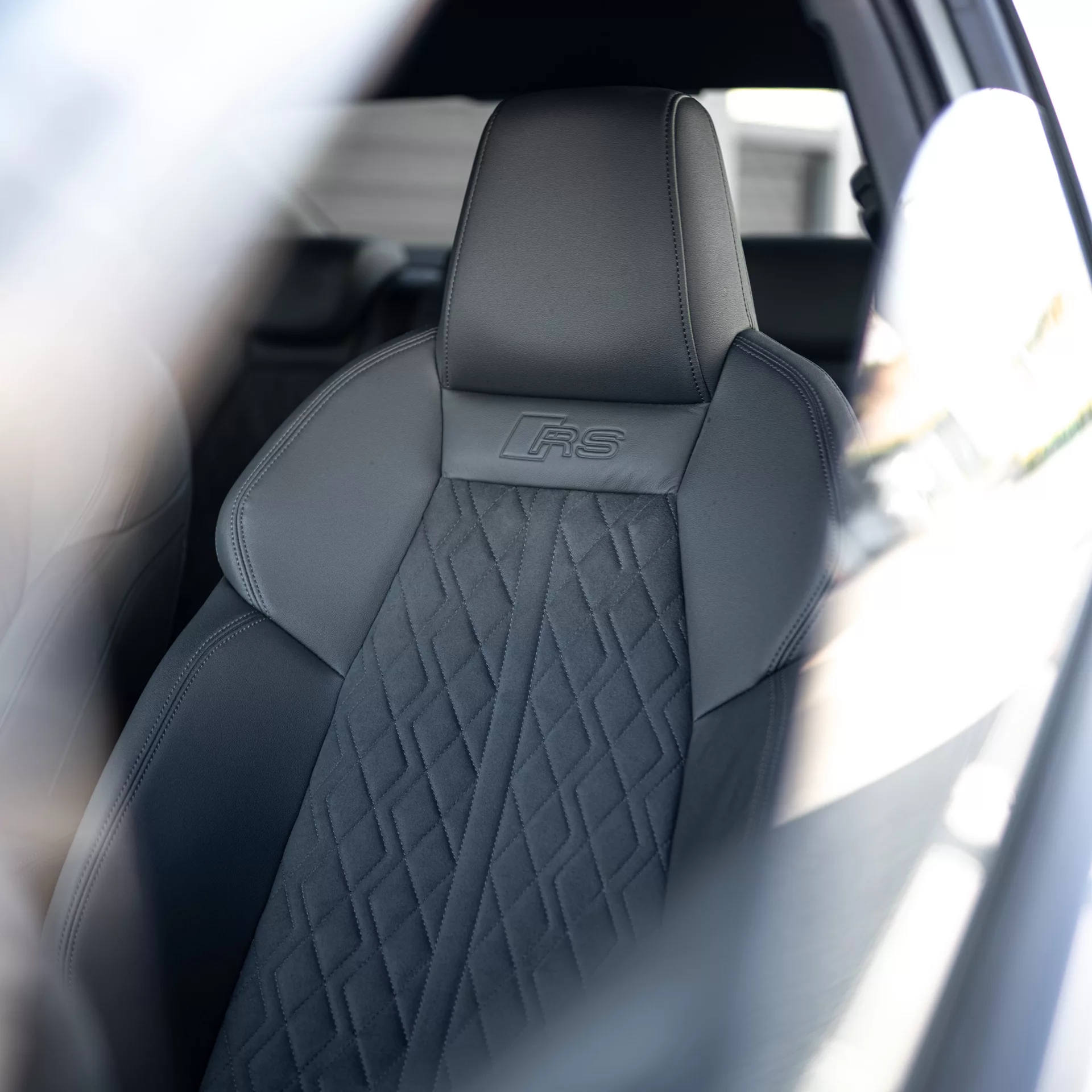 AUDI RS3 Limousine Black & White Edition, Innenraum mit Sportsitz mieten