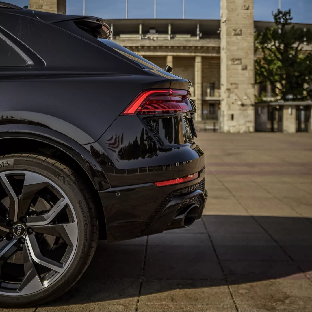 Audi RSQ8 Sportback in Schwarz Heckansicht mieten
