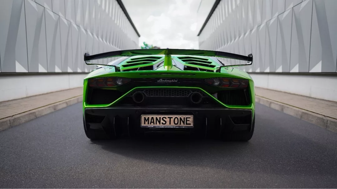 Lamborghini Aventador SVJ in Grün von hinten mieten