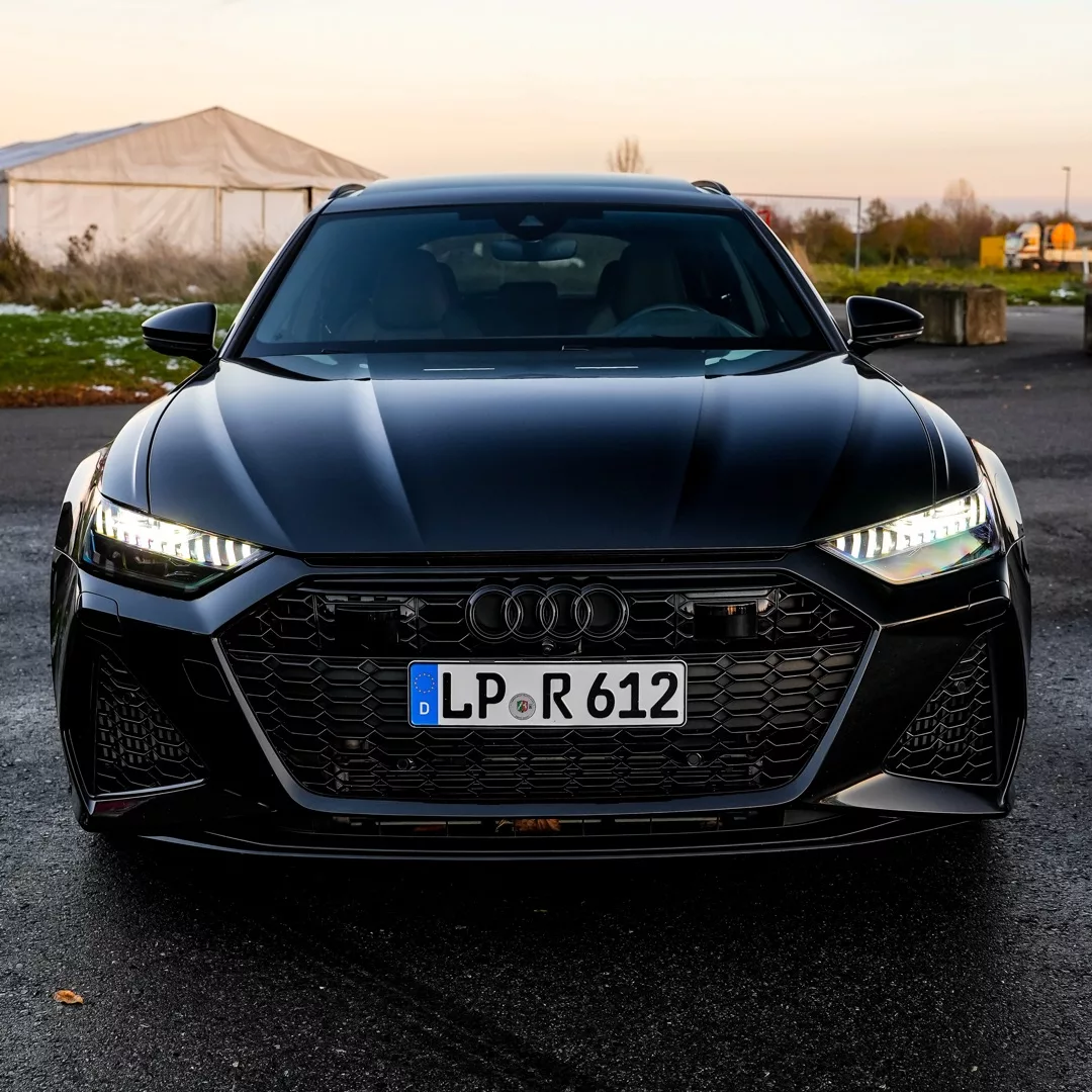Audi RS6 C8 2024 in Schwarz mieten - Frontansicht im Freien.