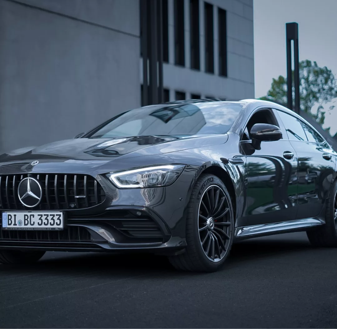 Mercedes AMG GT43 4Türer in Grau, Frontansicht, mieten