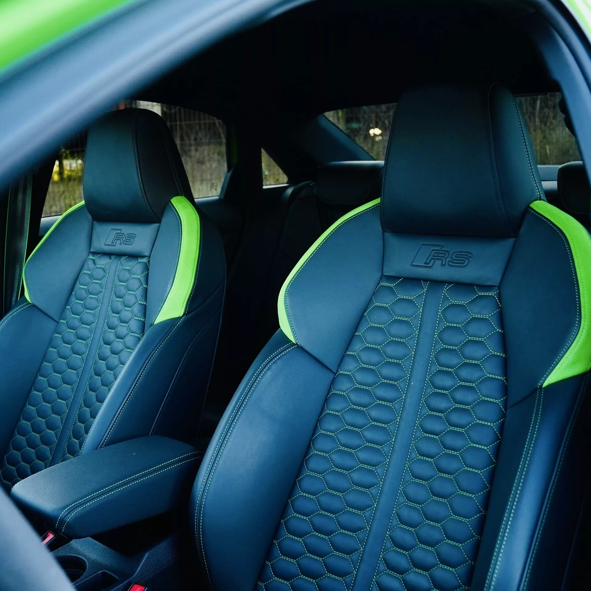 Audi RS3 Innenraum mit sportlichen Ledersitzen mieten.