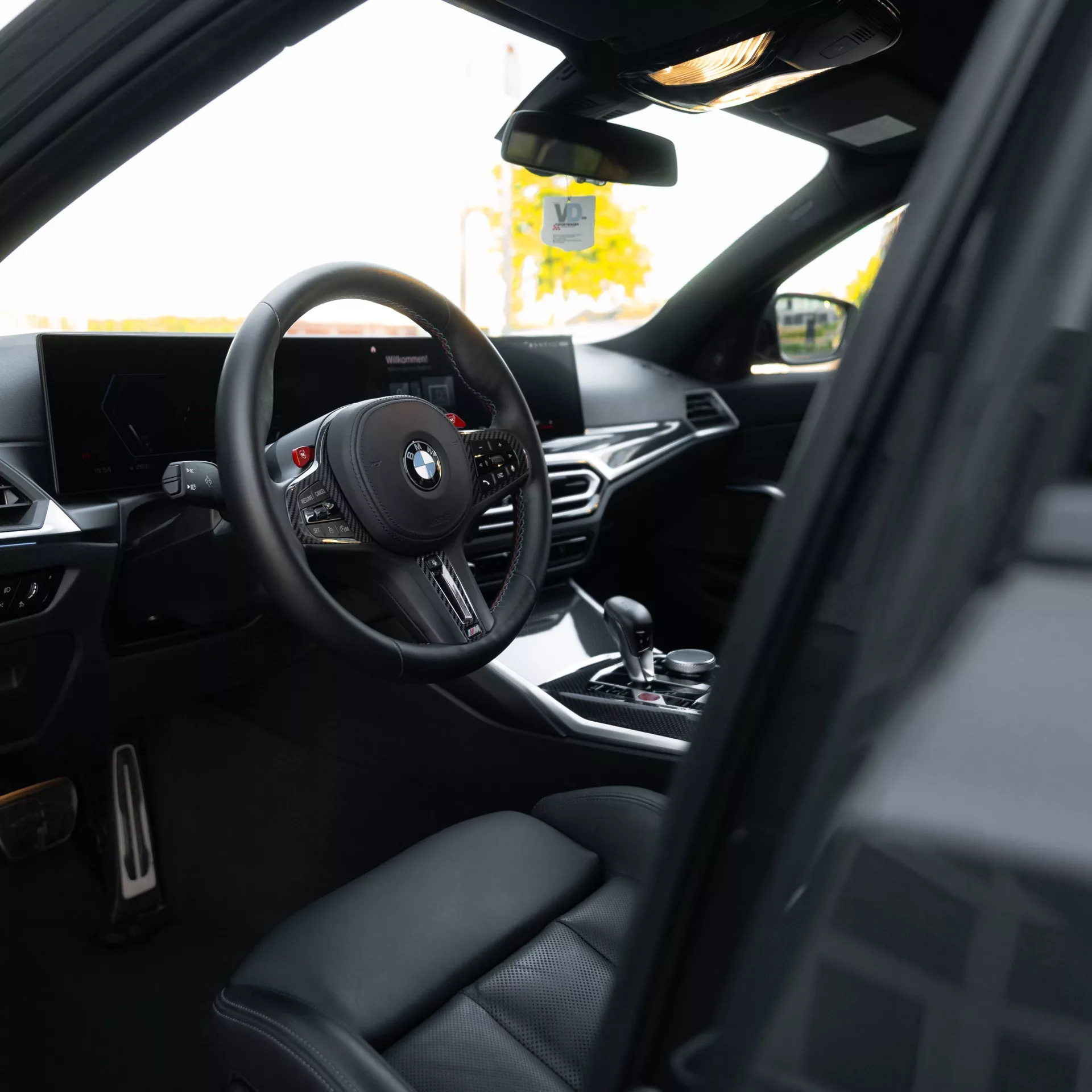 BMW M3 Competition XDrive Innenraum mit Ledersitzen mieten.