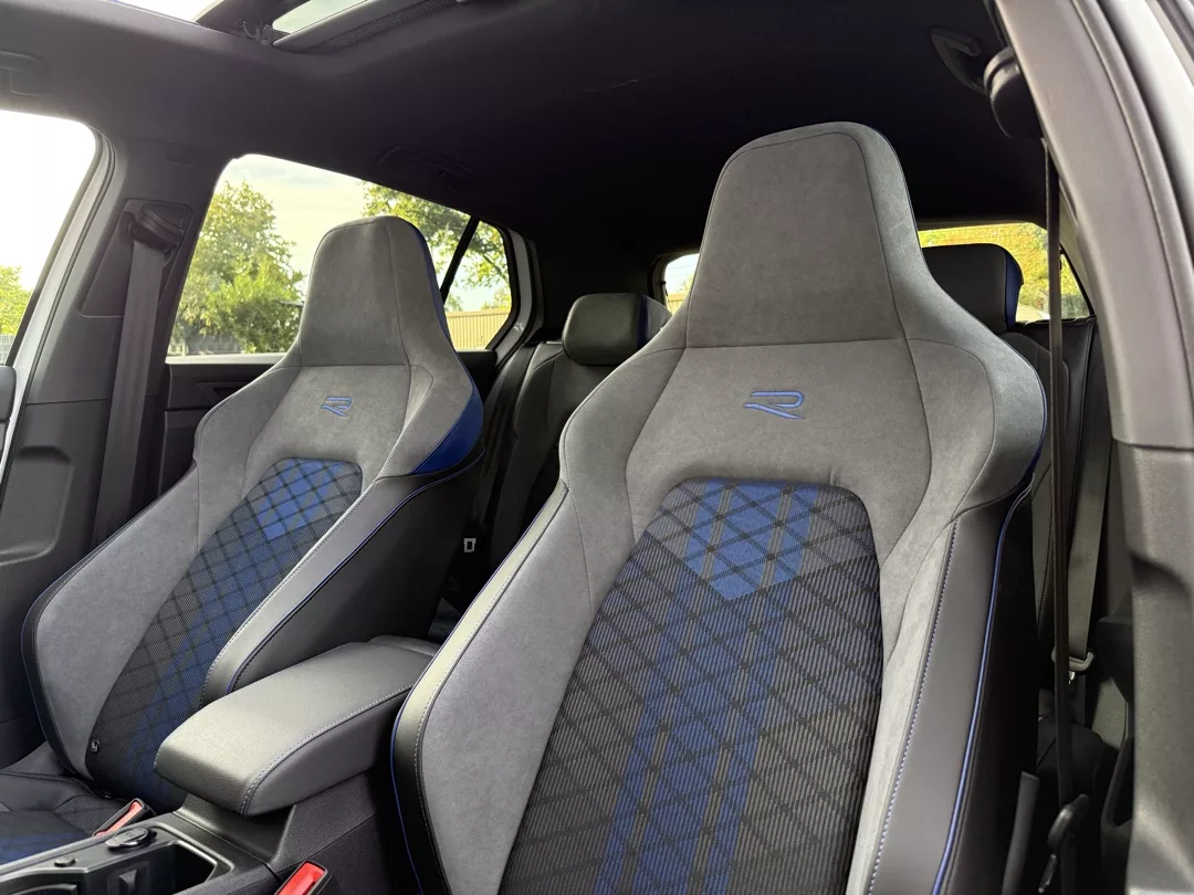 Golf 8 R Akrapovic Black Edition Innenraum mit Sportsitzen mieten