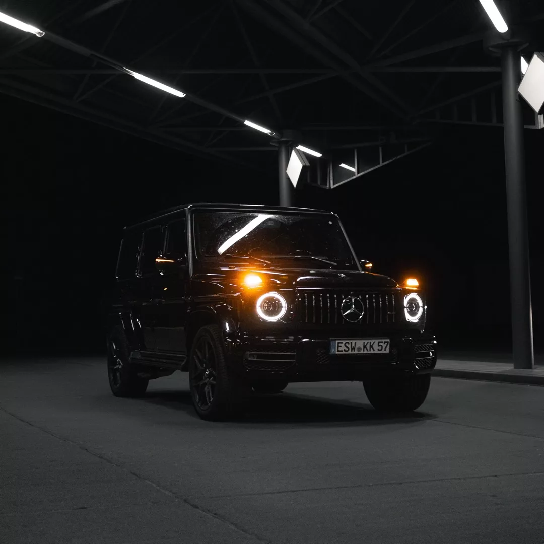 Mercedes G63 AMG in Schwarz bei Nacht mieten.